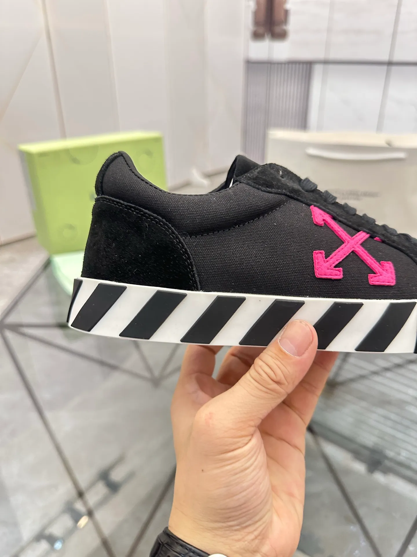 Selling men's shoes 💰: 💰P440¥ Product trademark: OFF WHITE * "OFF WHITE*" low-top casual shoes Regular size: 35-45 (can be customized to 46) Couple style Product materials: imported nubuck leather upper spliced ​​with original fabric, breathable lining, original outsole. No.: H203